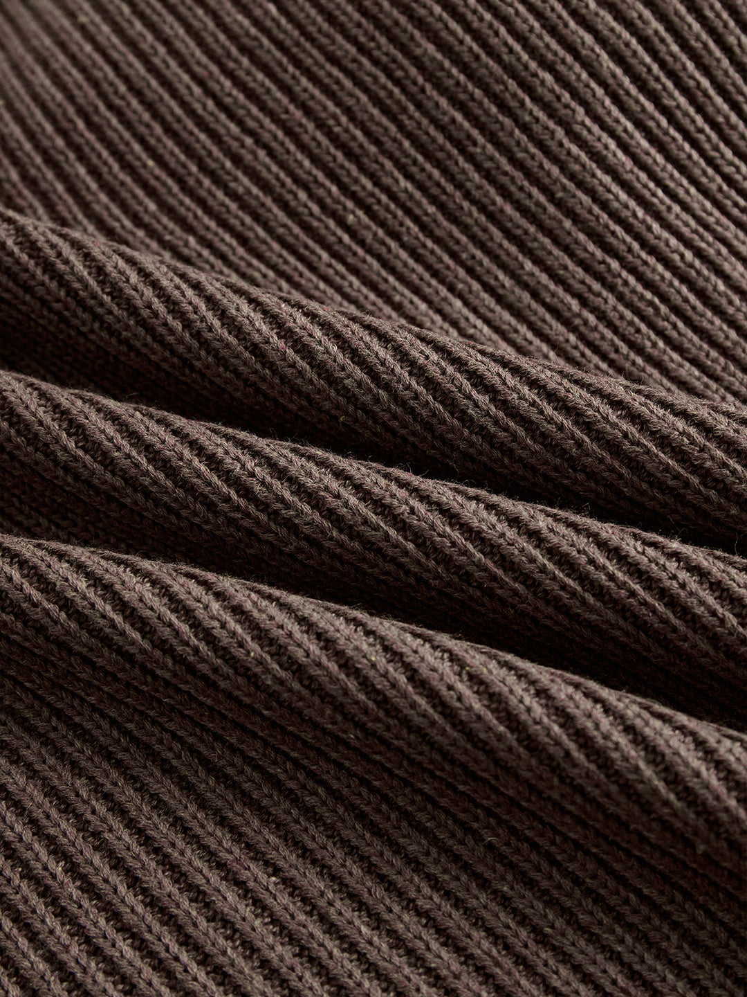 Swetrowa sukienka z falbanami — miękka, ciepła i romantyczna.