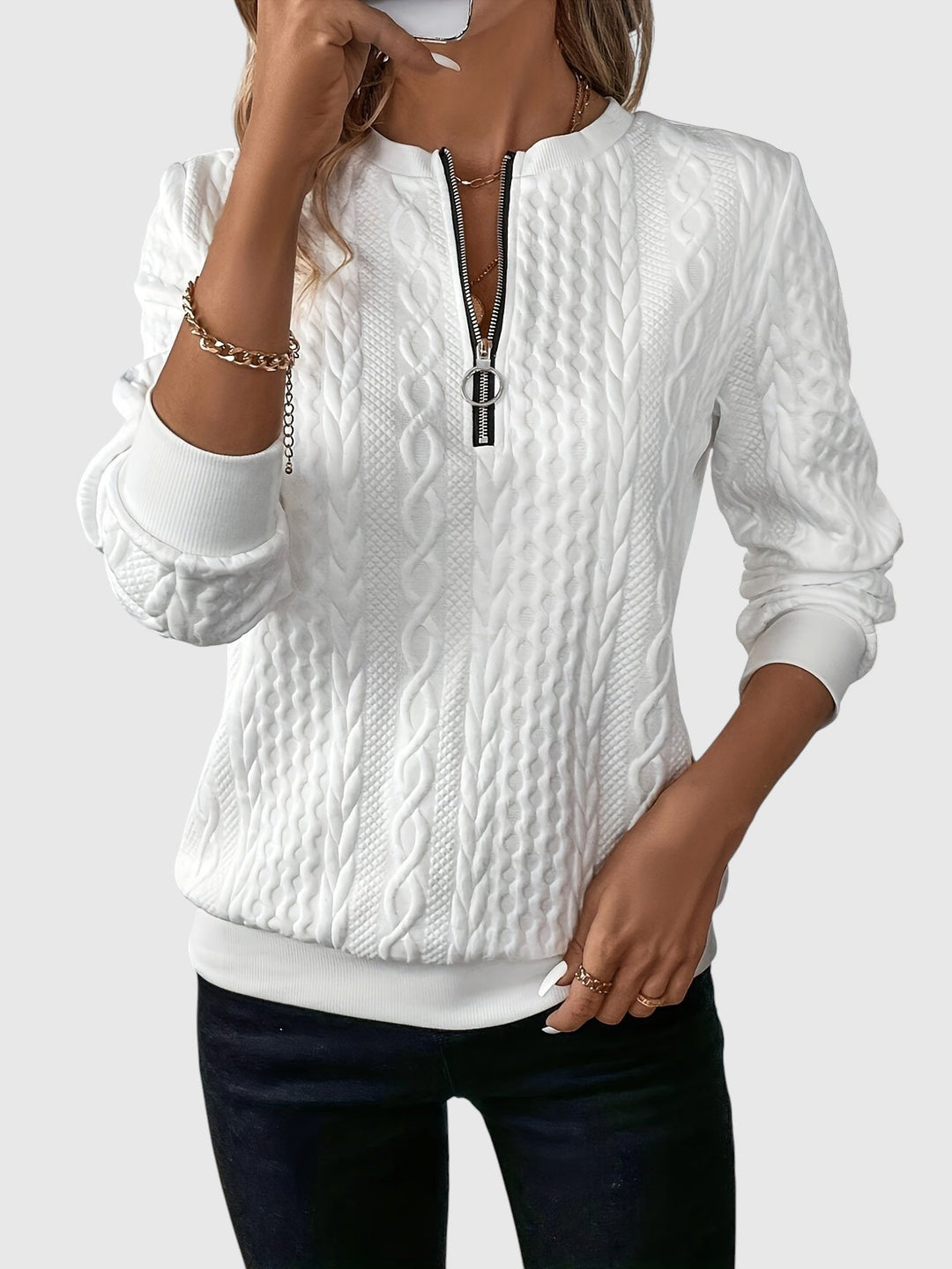 Amalie - Knitted sweater with cable pattern and zipper