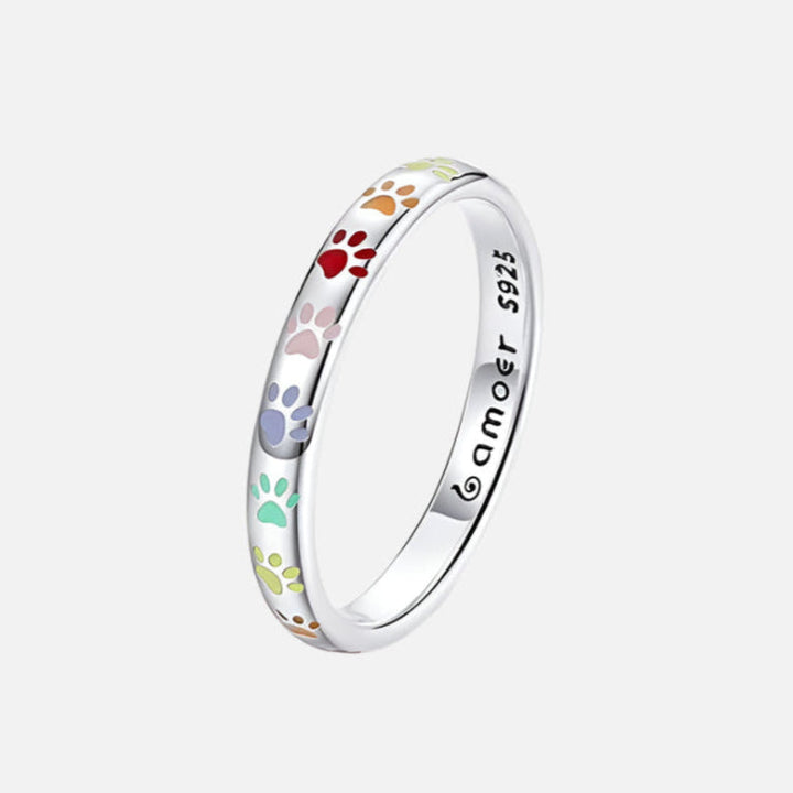 Srebrny pierścionek z wzorem w kształcie łapy