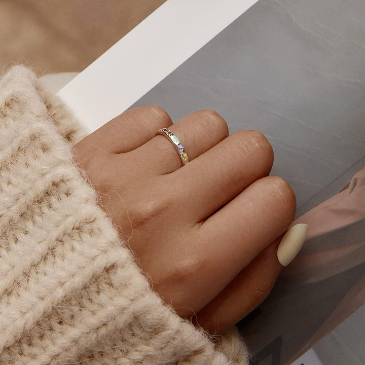 Srebrny pierścionek z wzorem w kształcie łapy