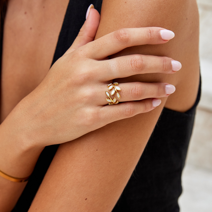 Serene - Ring with Leaf Gold