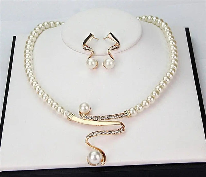 Set necklace and earrings with natural pearls