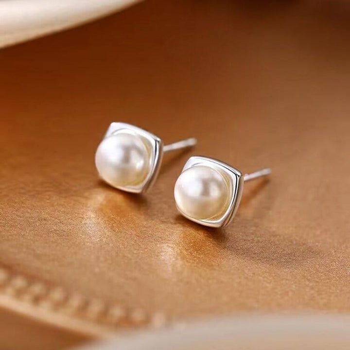 Earrings with freshwater pearls