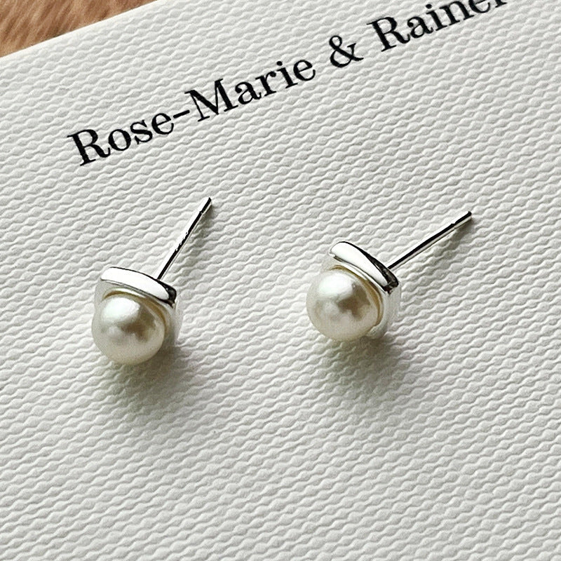 Earrings with freshwater pearls