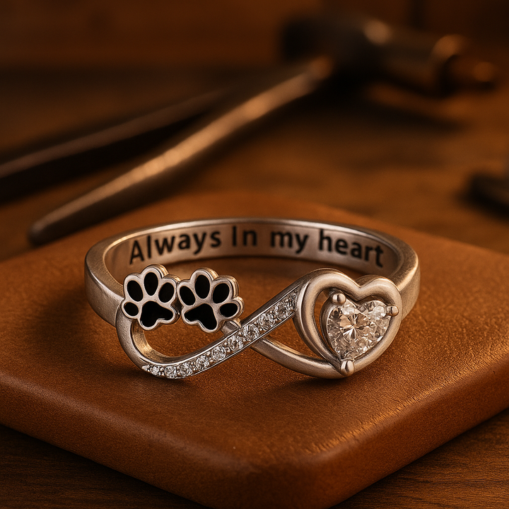 Ring with zirconia in the shape of a paw with a heart and infinity design