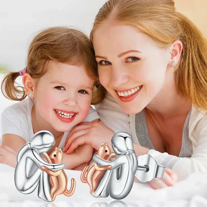 Kolczyki Cat Hug w kolorze srebrnym i złotym