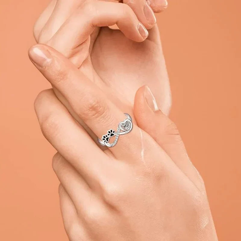 Ring with zirconia in the shape of a paw with a heart and infinity design