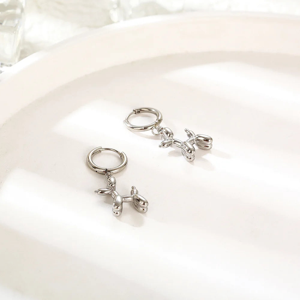 Złote kolczyki Huggie z zawieszką w kształcie mini balonika w kształcie psa