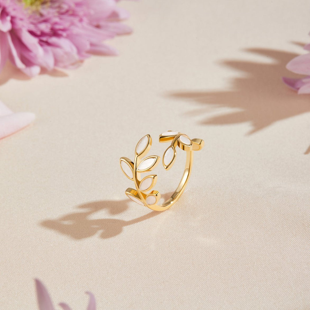 Serene - Ring with Leaf Gold