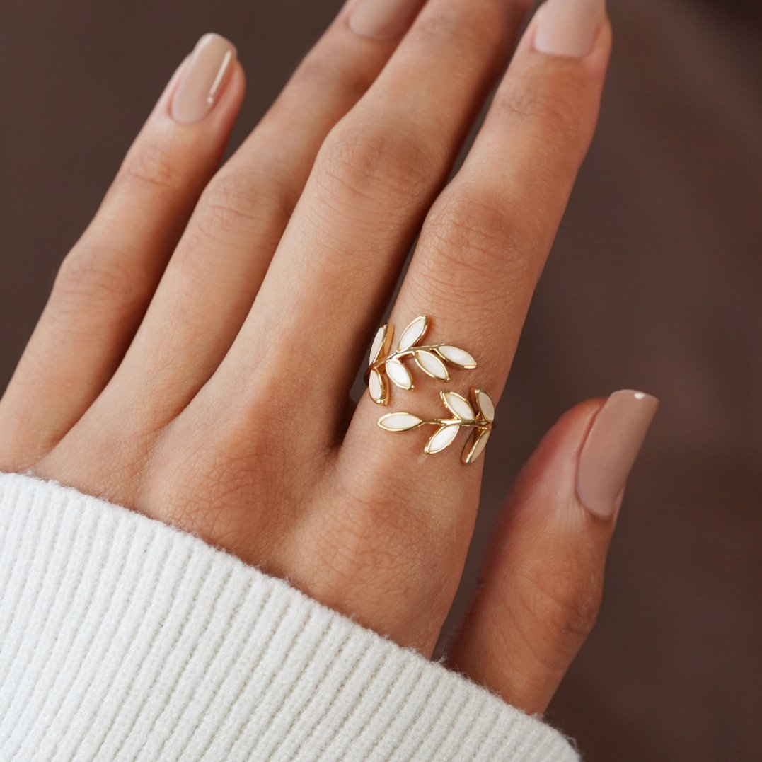 Serene - Ring with Leaf Gold