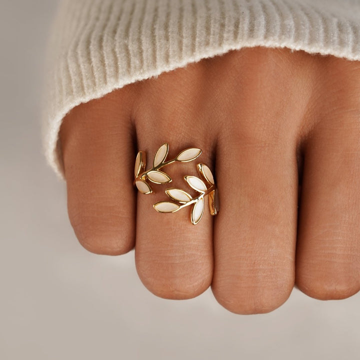 Serene - Ring with Leaf Gold