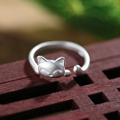 Vintage ring with kitten in silver